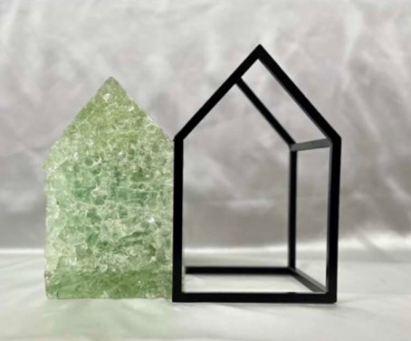 Rebuild - The Harmony of Balance. Broken tempered glass and metal, 18×33x28cm, 2024 Rebuild - The Harmony of Balance. Broken tempered glass and metal, 18×33x28cm, 2024